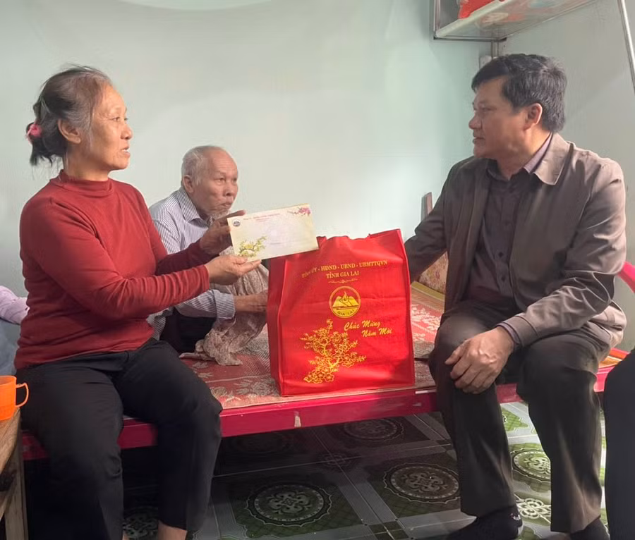 Phó Chủ tịch HĐND tỉnh Trương Văn Đạt đến thăm, chúc Tết gia đình ông Hà Tiến Sản (bệnh binh, thôn 4, xã Pờ Tó). Ảnh: Vũ Chi