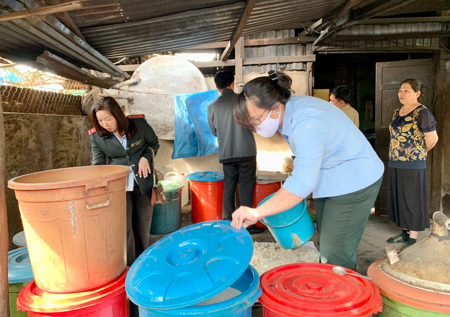 Đoàn kiểm tra liên ngành của tỉnh kiểm tra tại hộ kinh doanh Nguyễn Thị Hoài (6/43 Lý Nam Đế, phường Phù Đổng, TP. Pleiku). Ảnh: Như Nguyện Đoàn kiểm tra liên ngành của tỉnh kiểm tra tại hộ kinh doanh Nguyễn Thị Hoài (6/43 Lý Nam Đế, phường Phù Đổng, TP. Pleiku). Ảnh: Như Nguyện