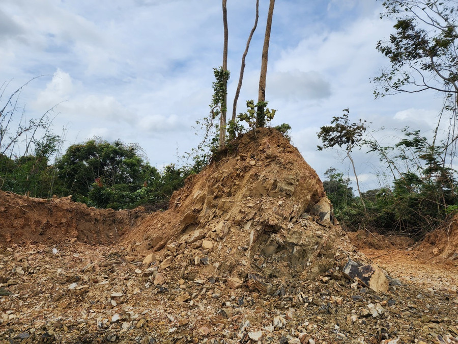 Hiện trường vụ múc đất rừng để thi công dự án. Ảnh: Bảo Trung Hiện trường vụ múc đất rừng để thi công dự án. Ảnh: Bảo Trung