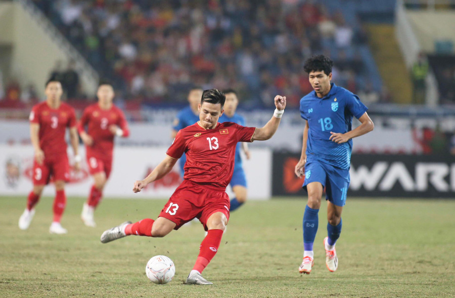 Các cầu thủ Việt Nam (trái) đã rất vất vả để níu giữ 1 trận hòa. Ảnh: Lâm Thỏa