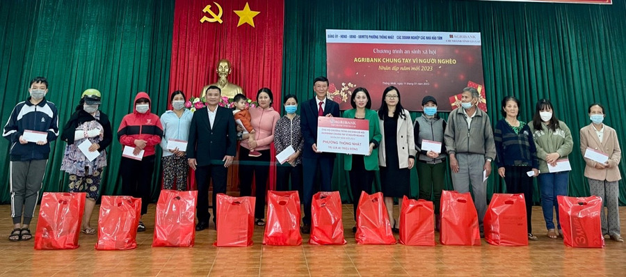 Agribank Chi nhánh tỉnh Gia Lai trao tặng 80 phần quà Tết cho các hộ gia đình có hoàn cảnh khó khăn tại phường Thống Nhất, TP Pleiku. Ảnh: Sơn Ca.