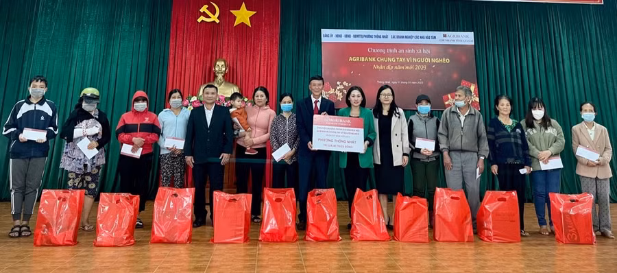 Agribank Chi nhánh tỉnh Gia Lai trao tặng 80 phần quà Tết cho các hộ gia đình có hoàn cảnh khó khăn tại phường Thống Nhất, TP Pleiku. Ảnh: Sơn Ca.