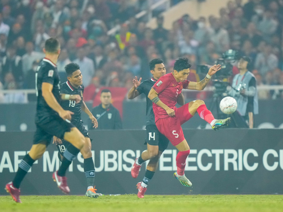 Văn Hậu (5) cần phải tỉnh táo để tránh thẻ phạt trong trận chung kết lượt đi trên sân Mỹ Đình. Ảnh: Độc Lập