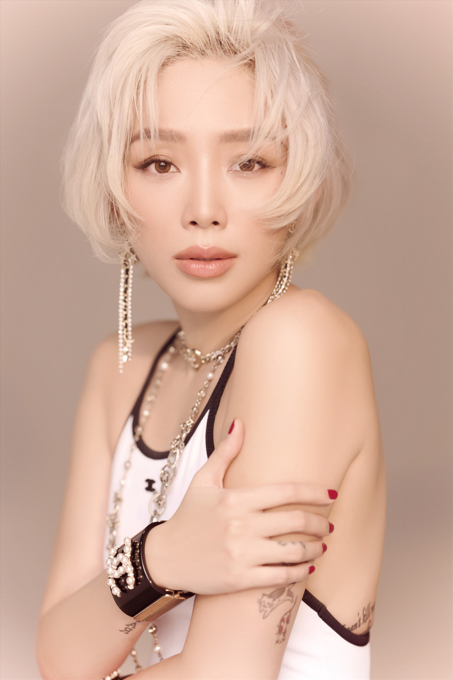 Mang một số phận không ngừng bị vùi dập bởi xã hội đầy cám dỗ, Thanh là một vai diễn thử thách với Tóc Tiên.