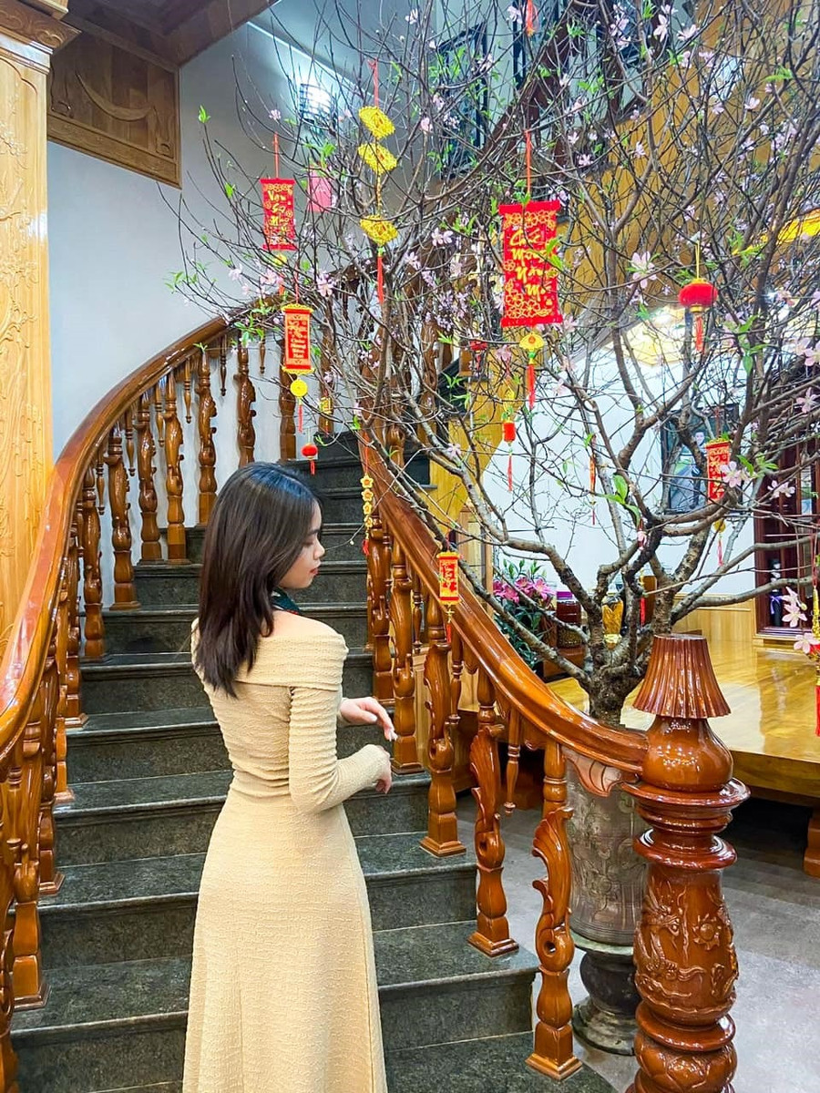  Để tạo điểm nhấn cho cành đào có thể trang trí thêm các phụ kiện: chùm pháo, câu đối, bao lì xì, đèn lồng… Ảnh: Trang Hà