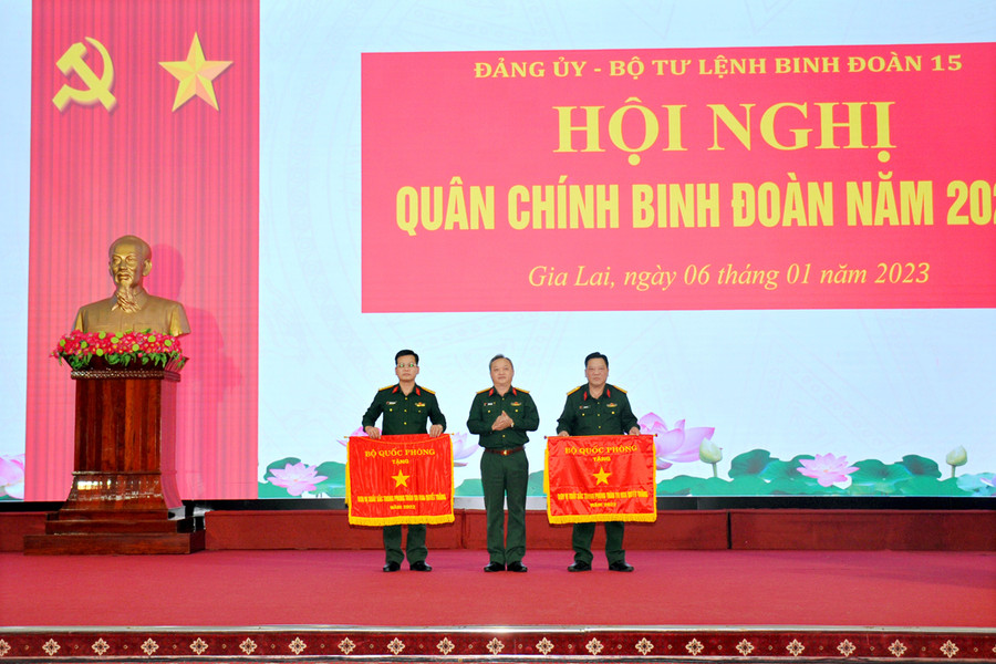 Tặng cờ thi đua của Bộ Quốc phòng cho các tập thể. Ảnh: Vĩnh Hoàng