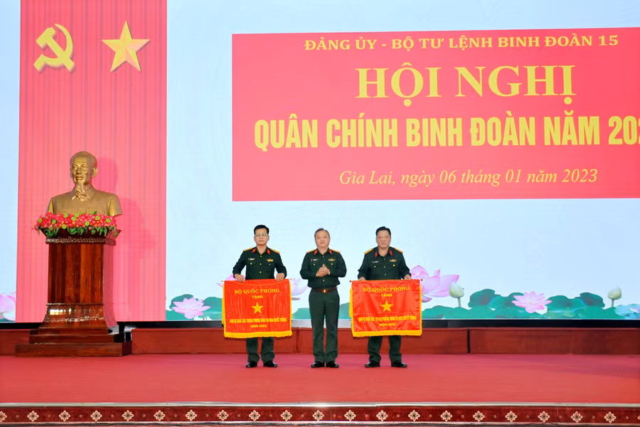 Tặng cờ thi đua của Bộ Quốc phòng cho các tập thể. Ảnh: Vĩnh Hoàng