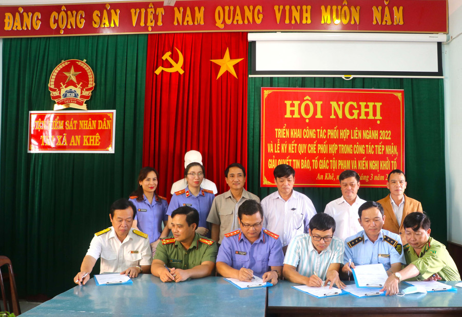 Các cơ quan, đơn vị khối nội chính thị xã An Khê ký kết quy chế phối hợp liên ngành. Ảnh: Ngọc Minh