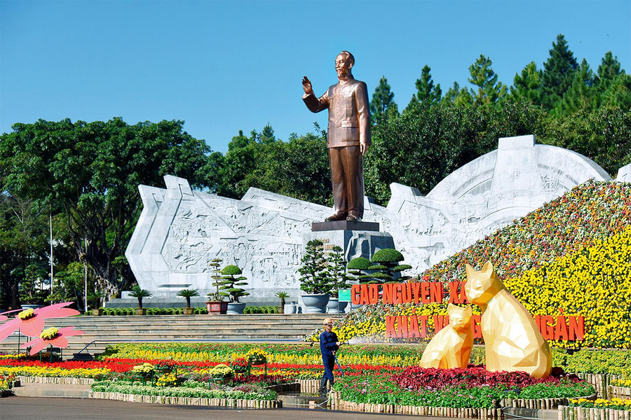 Đường hoa Xuân có chiều dài khoảng 500 m được trang trí phía trước Tượng đài Bác Hồ với các dân tộc Tây Nguyên. 