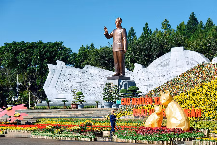 Đường hoa Xuân có chiều dài khoảng 500 m được trang trí phía trước Tượng đài Bác Hồ với các dân tộc Tây Nguyên. 