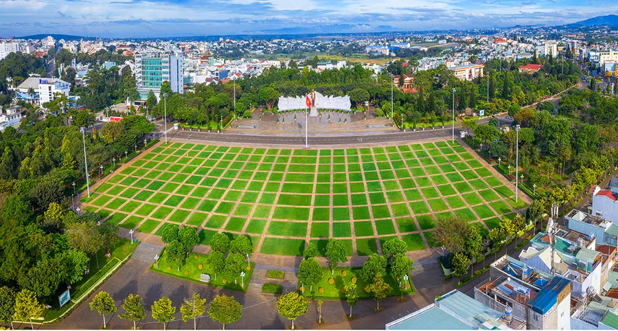 Quảng trường Đại Đoàn Kết (TP. Pleiku). Ảnh: Phan Nguyên sáng ra Quảng trường đi bộ, cũng là một cách ôn lại kỷ niệm.