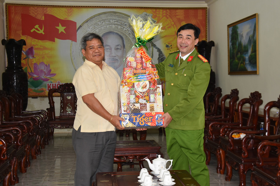  Ông Hồ Văn Điềm-Chủ tịch Ủy ban MTTQ Việt Nam tỉnh Gia Lai thăm chúc Tết tại Trại giam Gia Trung. Ảnh: Hà Phương