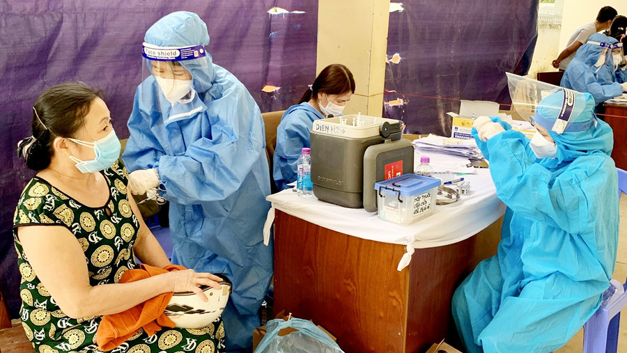 Lực lượng Y tế tiêm vắc xin phòng Covid-19 cho người dân. Ảnh: Hà Phương Ảnh: Hà Phương