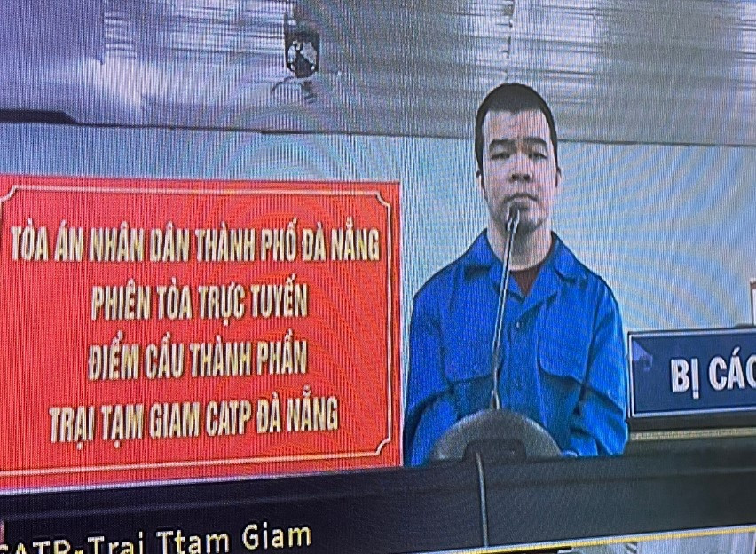 Bị cáo Nguyễn Viết Trân tại phiên xét xử trực tuyến. Ảnh chụp màn hình