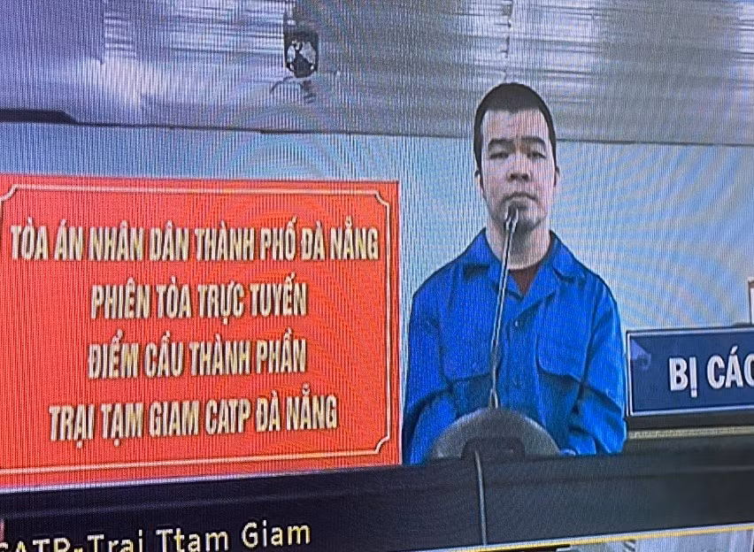 Bị cáo Nguyễn Viết Trân tại phiên xét xử trực tuyến. Ảnh chụp màn hình