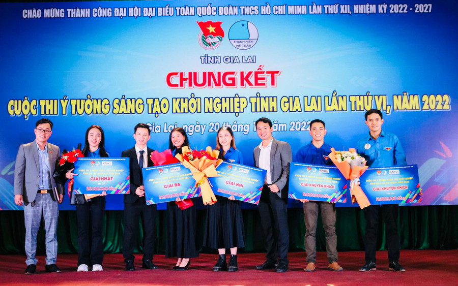 Lê Thị Thu Hồng (thứ 4 bên phải sang) xuất sắc giành giải Nhì tại cuộc thi Ý tưởng sáng tạo khởi nghiệp tỉnh Gia Lai lần thứ VI-năm 2022. Ảnh: Mai Ka Lê Thị Thu Hồng (thứ 4 bên phải sang) xuất sắc giành giải Nhì tại cuộc thi Ý tưởng sáng tạo khởi nghiệp tỉnh Gia Lai lần thứ VI-năm 2022. Ảnh: Mai Ka