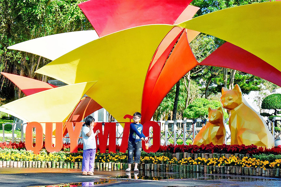 Đường hoa Xuân tại Quảng trường Đại Đoàn Kết thu hút người dân và du khách tham quan thưởng lãm.