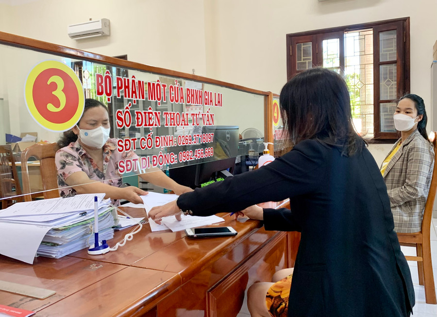  Chi trả lương hưu, trợ cấp BHXH được thực hiện từ ngày 4-1 đến ngày 10-1-2023 tại các điểm chi trả cố định của Bưu điện. Ảnh: Như Nguyện