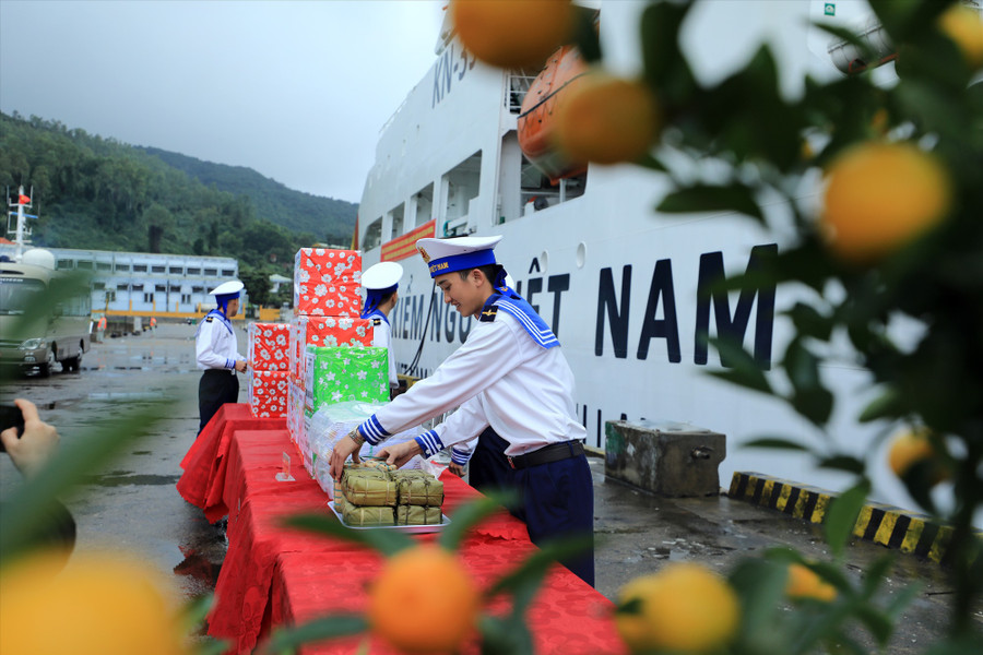 Bánh chưng, quật chưng tết được chuẩn bị để mang tặng cán bộ, chiến sĩ và nhân dân trên các đảo. Ảnh: T.C Bánh chưng, quật chưng tết được chuẩn bị để mang tặng cán bộ, chiến sĩ và nhân dân trên các đảo. Ảnh: T.C