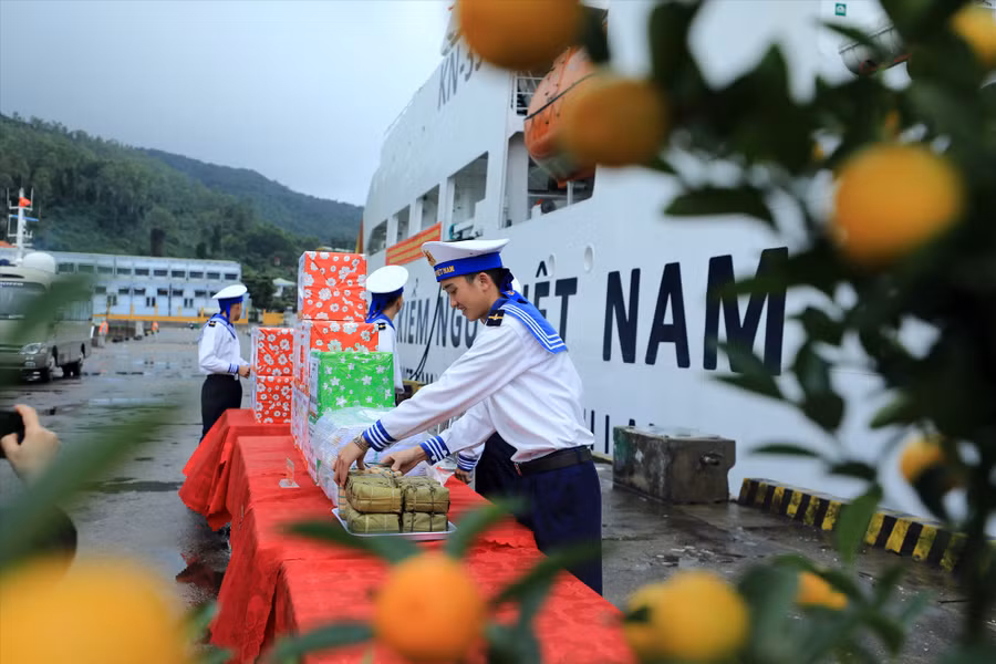 Bánh chưng, quật chưng tết được chuẩn bị để mang tặng cán bộ, chiến sĩ và nhân dân trên các đảo. Ảnh: T.C