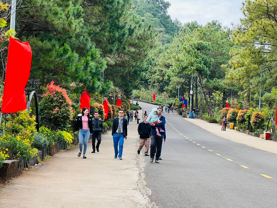 Khu du lịch Biển Hồ (TP. Pleiku, tỉnh Gia Lai) thu hút người dân và du khách thập phương trong ngày đầu năm. Ảnh: Trần Dung Khu du lịch Biển Hồ thu hút người dân và du khách thập phương trong ngày đầu năm. Ảnh: Trần Dung