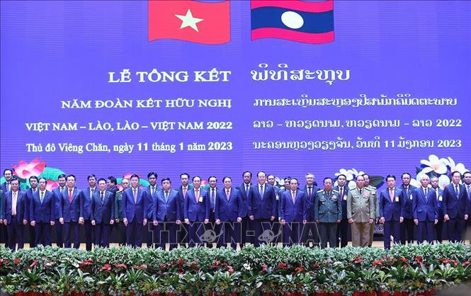 Thủ tướng Phạm Minh Chính và Thủ tướng Lào Sonexay Siphandone cùng các địa biểu tại Lễ tổng kết Năm Đoàn kết hữu nghị Việt Nam - Lào, Lào - Việt Nam 2022. Ảnh: Dương Giang/TTXVN