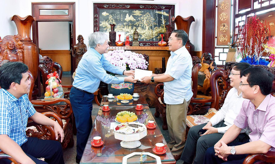 Nguyên Bí thư Tỉnh ủy Gia Lai Hà Sơn Nhin (bìa phải) đón nhận phần quà từ Chủ tịch Ủy ban Trung ương MTTQ Việt Nam Đỗ Văn Chiến. Ảnh: Đức Thụy Nguyên Bí thư Tỉnh ủy Gia Lai Hà Sơn Nhin (bìa phải) đón nhận phần quà từ Chủ tịch Ủy ban Trung ương MTTQ Việt Nam Đỗ Văn Chiến. Ảnh: Đức Thụy