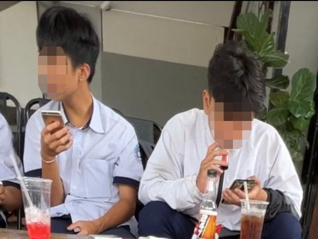 Học sinh trường THPT L.Tr (TP.Thủ Đức) tụ tập hút pod. Ảnh: Trần Duy Khánh Học sinh trường THPT L.Tr (TP.Thủ Đức) tụ tập hút pod. Ảnh: Trần Duy Khánh