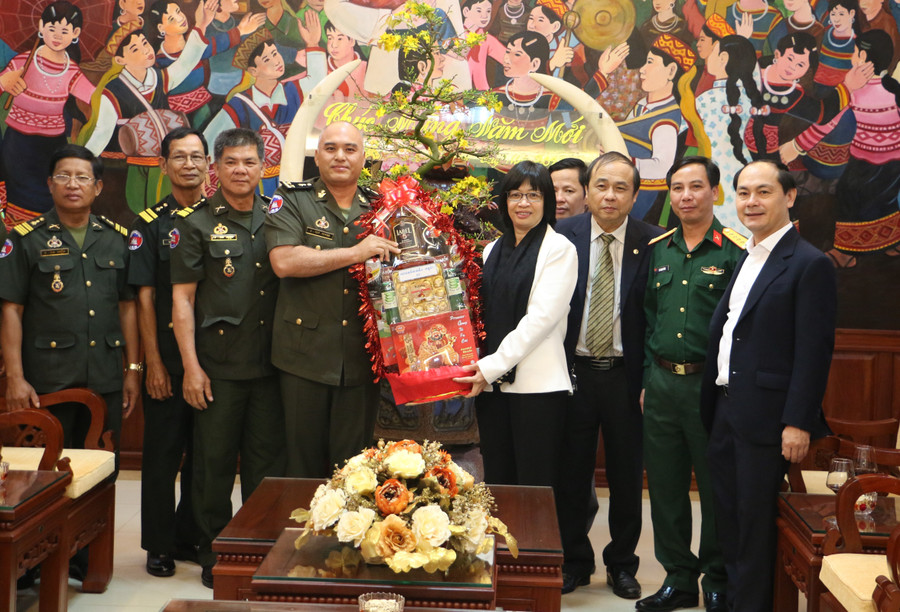 Trung tướng Huốt Sộ Văn-Phó Tư lệnh Quân khu I (Quân đội Hoàng gia Campuchia) chúc Tết và tặng quà lãnh đạo UBND tỉnh Gia Lai. Ảnh: Quang Tấn