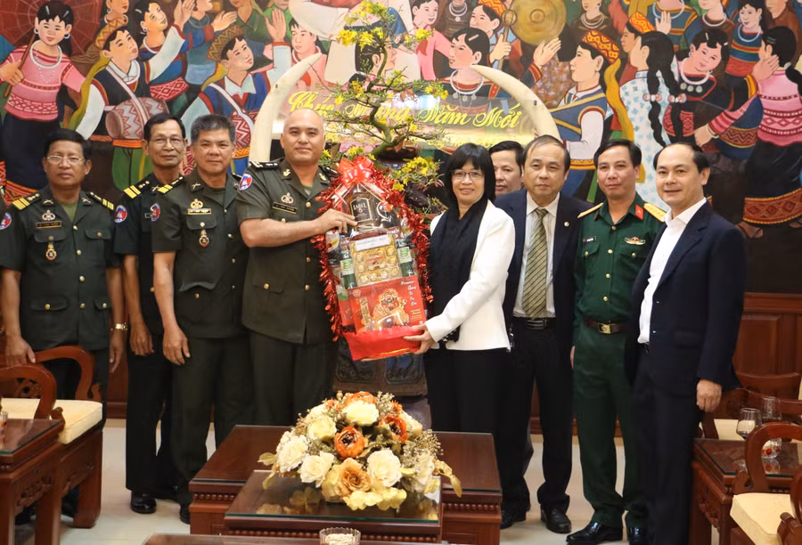 Trung tướng Huốt Sộ Văn-Phó Tư lệnh Quân khu I (Quân đội Hoàng gia Campuchia) chúc Tết và tặng quà lãnh đạo UBND tỉnh Gia Lai. Ảnh: Quang Tấn