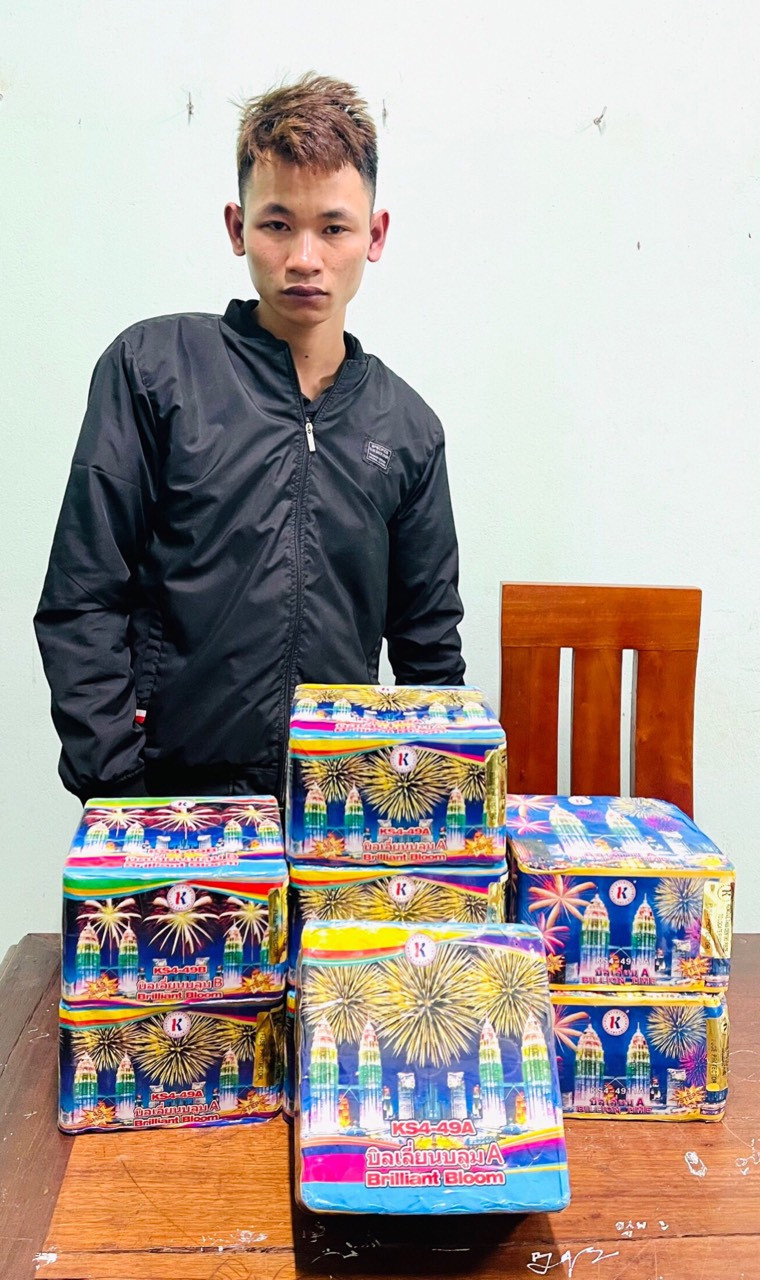 Đối tượng Đỗ Văn Cường và tang vật. Ảnh Công an cung cấp Đối tượng Đỗ Văn Cường và tang vật. Ảnh Công an cung cấp