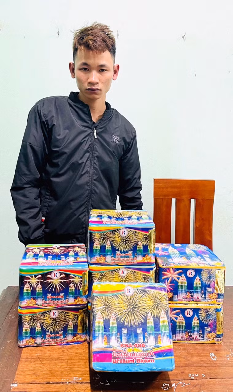 Đối tượng Đỗ Văn Cường và tang vật. Ảnh Công an cung cấp