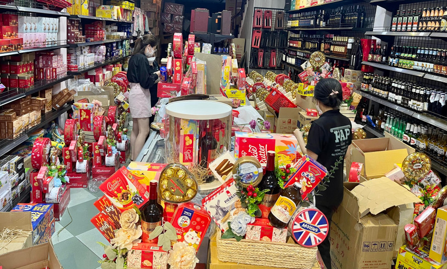 Hàng hóa được các cửa hàng nhập về rất dồi dào nhằm đáp ứng nhu cầu tiêu dùng của người dân trong dịp Tết. Ảnh: Vũ Thảo