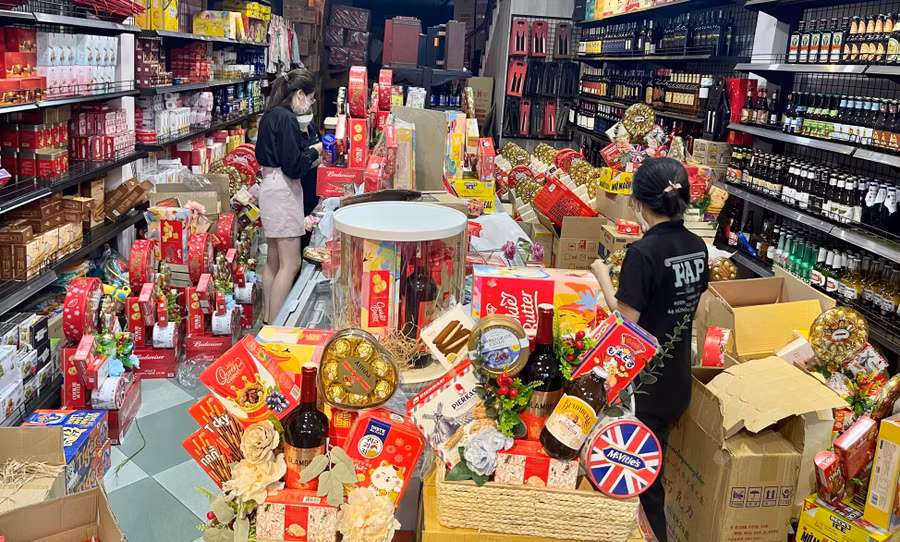 Hàng hóa được các cửa hàng nhập về rất dồi dào nhằm đáp ứng nhu cầu tiêu dùng của người dân trong dịp Tết. Ảnh: Vũ Thảo