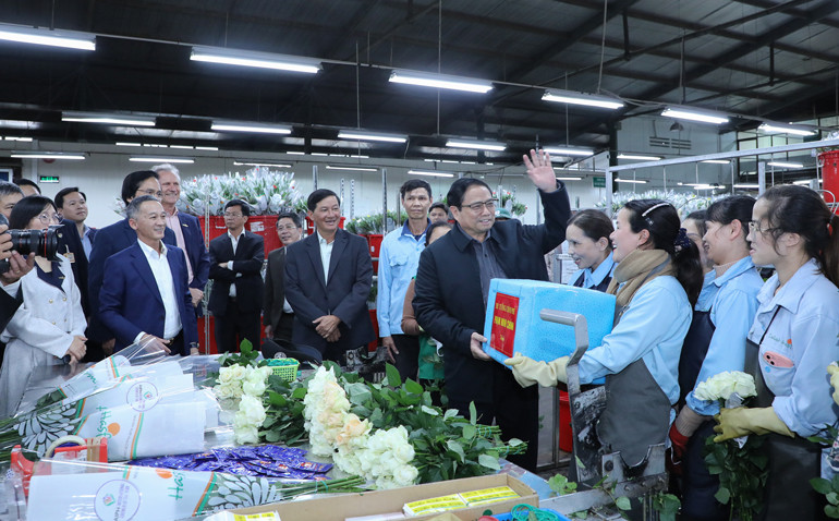 Thủ tướng Phạm Minh Chính tặng quà và thăm hỏi công nhân Công ty Dalat Hasfarm. Ảnh: Nguyễn Nghĩa