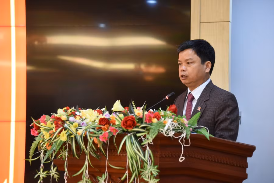 Tân Phó Chủ tịch UBND tỉnh Nguyễn Hữu Quế phát biểu nhận nhiệm vụ. Ảnh: Đức Thụy