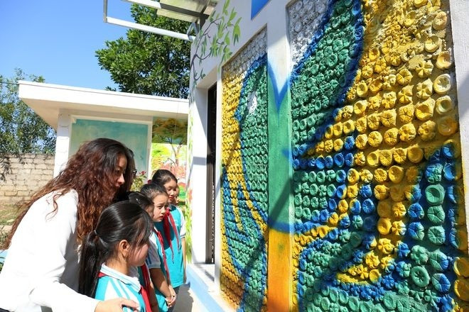 Công trình nhà vệ sinh được làm bằng chai nhựa đã giúp nhiều trường học ở vùng khó khăn có nhà vệ sinh. Ảnh: BTC Công trình nhà vệ sinh được làm bằng chai nhựa đã giúp nhiều trường học ở vùng khó khăn có nhà vệ sinh. Ảnh: BTC