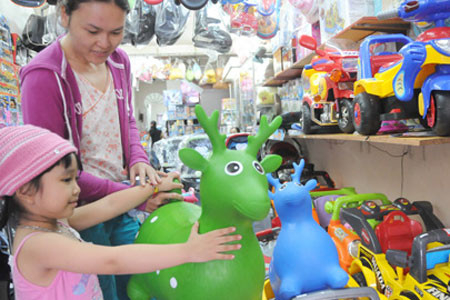 Đồ chơi trẻ em phải có dấu hợp chuẩn mới được lưu thông.