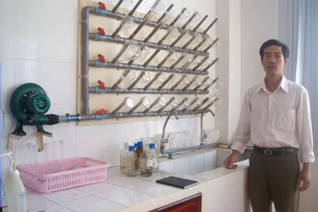 Anh Huệ bên công trình sáng tạo của mình. Ảnh: Hương Trà