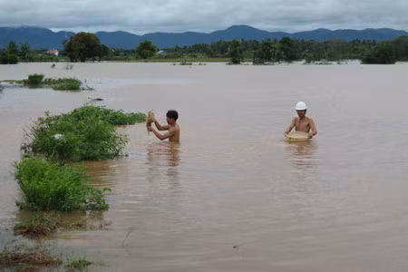 Nước lũ ngập cầu Quý Đức cắt đứt giao thông. Ảnh: Đức Phương