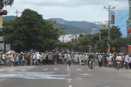 Những người hiếu kỳ tụ tập trước Bưu điện thị xã An Khê.