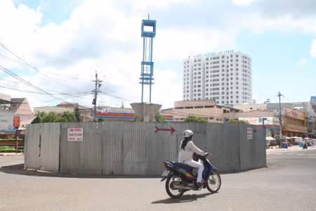 Vòng xoay tại giao lộ Trần Phú-Lê Lai (TP. Pleiku) đang được chỉnh trang để phục vụ Festival. Ảnh: Phương Duyên