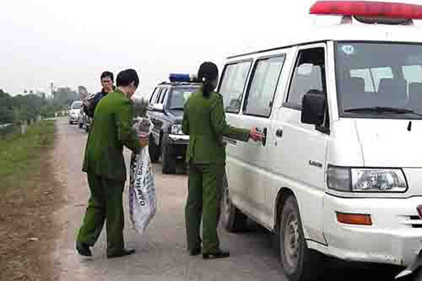 Các điều tra viên của cơ quan CSĐT thu thập chứng cứ từ hiện trường vụ phá nhà. Các điều tra viên của cơ quan CSĐT thu thập chứng cứ từ hiện trường vụ phá nhà.