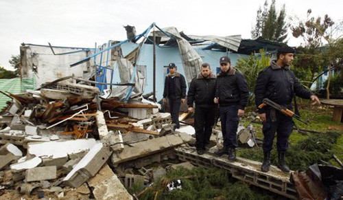 Cảnh sát Hamaz đang kiểm tra khu vực bị Israel không kích