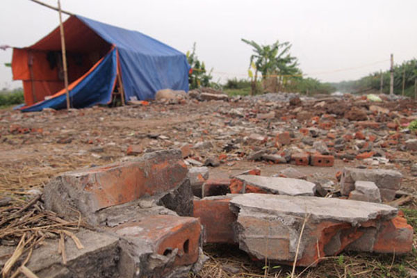 Ngôi nhà 2 tầng bị san phẳng sau vụ cưỡng chế nên gia đình ông Quý, ông Vươn phải dựng lều để ở suốt hơn 1 tháng qua. Ngôi nhà 2 tầng bị san phẳng sau vụ cưỡng chế nên gia đình ông Quý, ông Vươn phải dựng lều để ở suốt hơn 1 tháng qua.