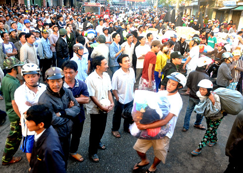 Nhiều tiểu thương có kiốt, gian hàng xung quanh chợ Quảng Ngãi hoảng loạn di dời hàng hóa vì sợ ngọn lửa lây lan thiêu rụi. Nhiều tiểu thương có kiốt, gian hàng xung quanh chợ Quảng Ngãi hoảng loạn di dời hàng hóa vì sợ ngọn lửa lây lan thiêu rụi.