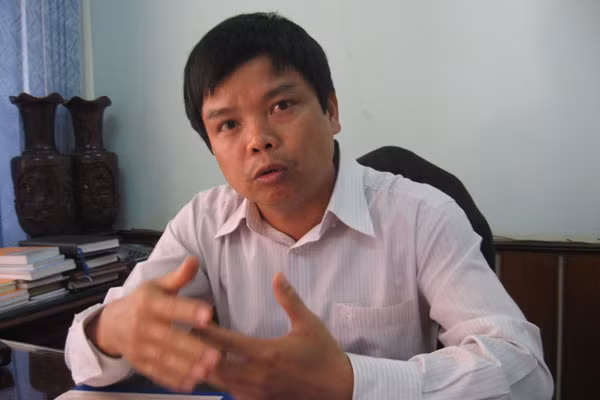 Ông Nguyễn Hữu Quế trả lời phóng viên. Ảnh: Ngọc Linh