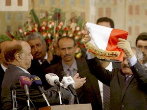 Cựu Tổng thống Yemen Ali Abdullah Saleh trao lá cờ Yemen cho Tổng thống Abd-Rabbu Mansour Hadi.
