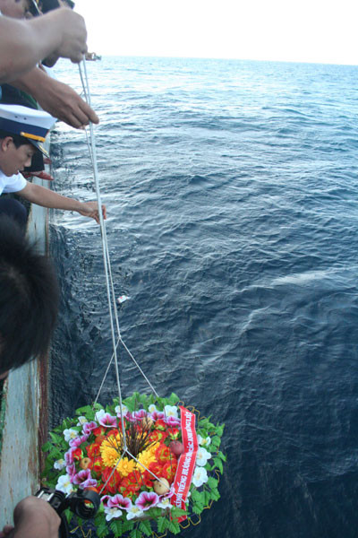 Lễ thả hoa tưởng niệm 64 liệt sĩ hy sinh tại Gạc Ma. Ảnh: Phương Duyên Lễ thả hoa tưởng niệm 64 liệt sĩ hy sinh tại Gạc Ma. Ảnh: Phương Duyên