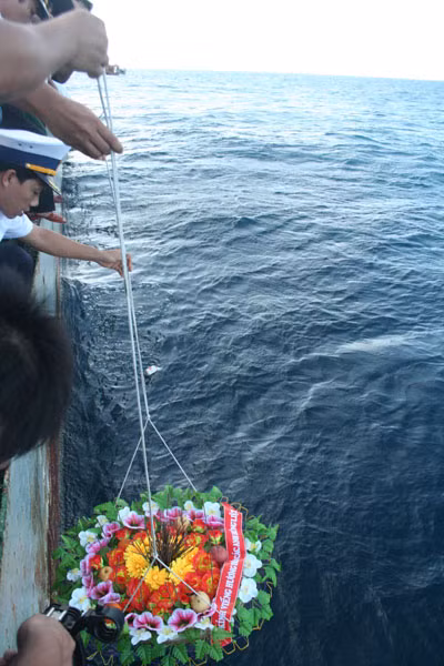 Lễ thả hoa tưởng niệm 64 liệt sĩ hy sinh tại Gạc Ma. Ảnh: Phương Duyên